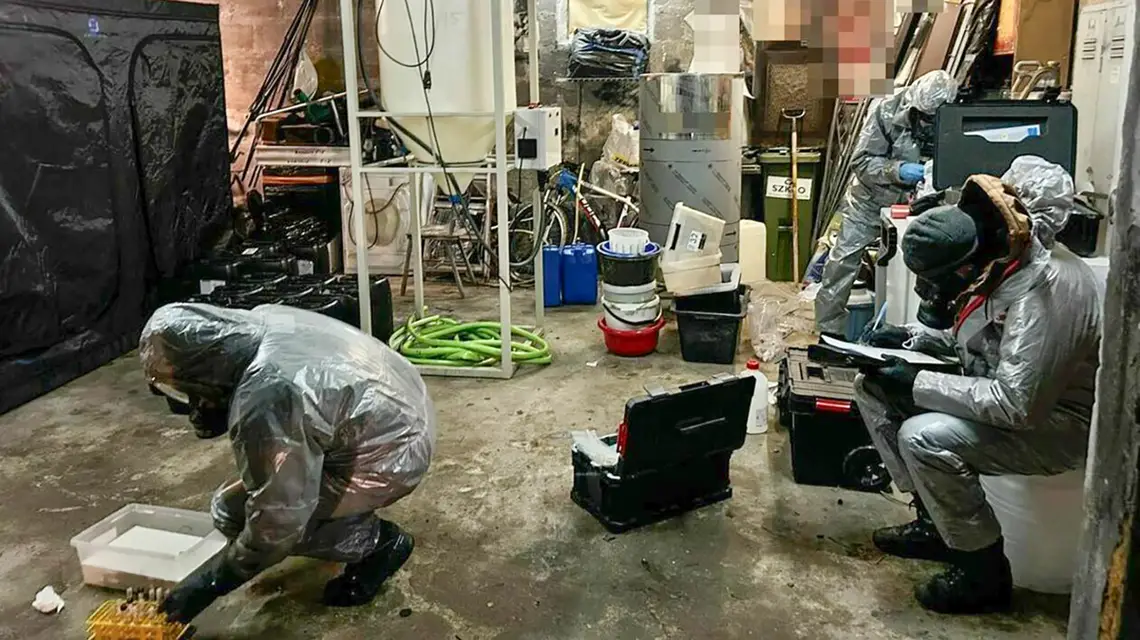 Policjanci Komendy Wojewódzkiej Policji w Lublinie zabezpieczają laboratorium narkotykowe w gminie Zambrów. Styczeń 2024 r. // Fot. Materiały prasowe KWP w Lublinie