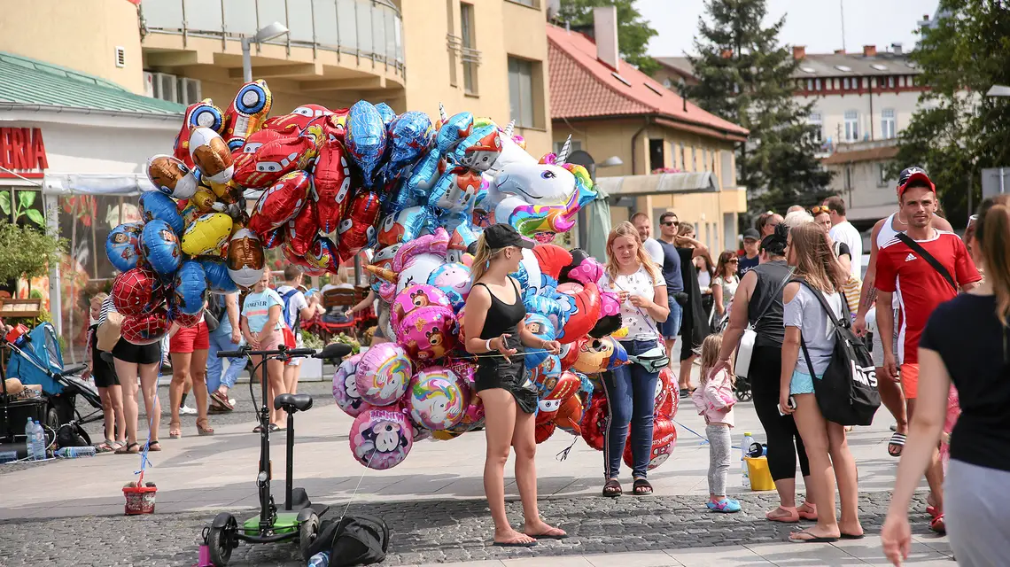 Wakacyjna sprzedaż balonów na deptaku w Międzyzdrojach. 20 lipca 2019 r. // Fot. Cezary Aszkiełowicz / Agencja Wyborcza.pl