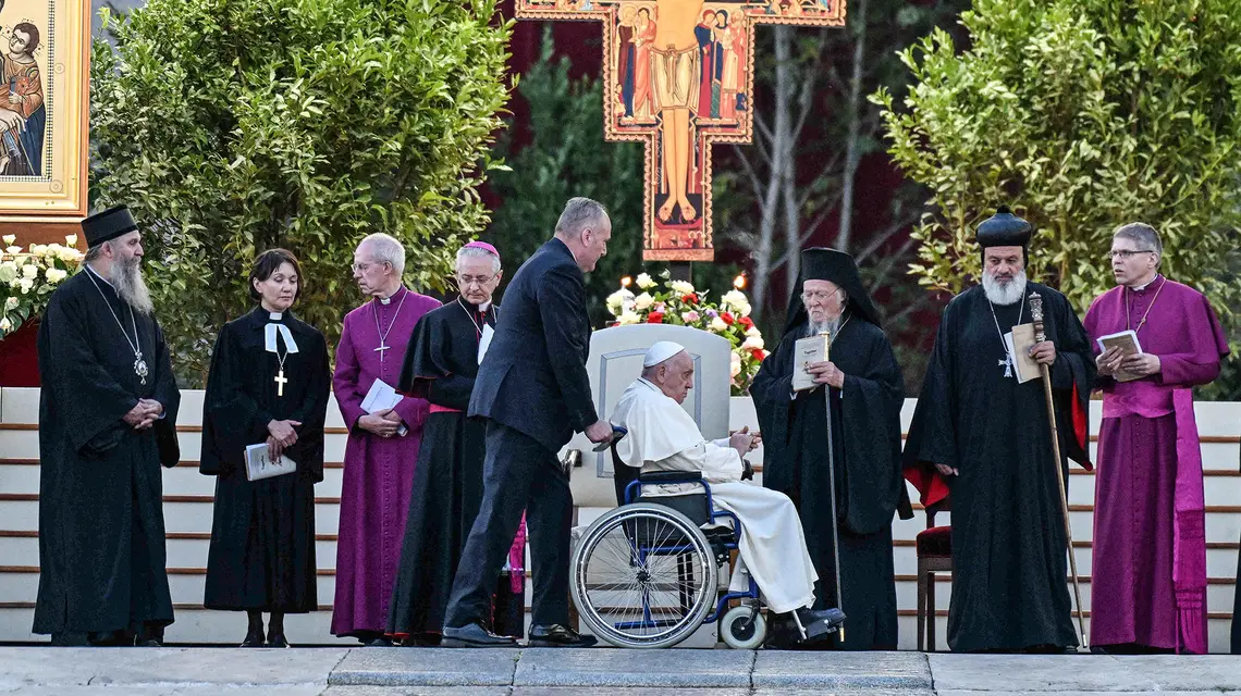 Papież Franciszek wśród przywódców innych Kościołów podczas modlitwy ekumenicznej w przeddzień synodu o synodalności, Watykan, 30 września 2023 r. // Fot. Eric Vandeville / Abaca Press / Forum