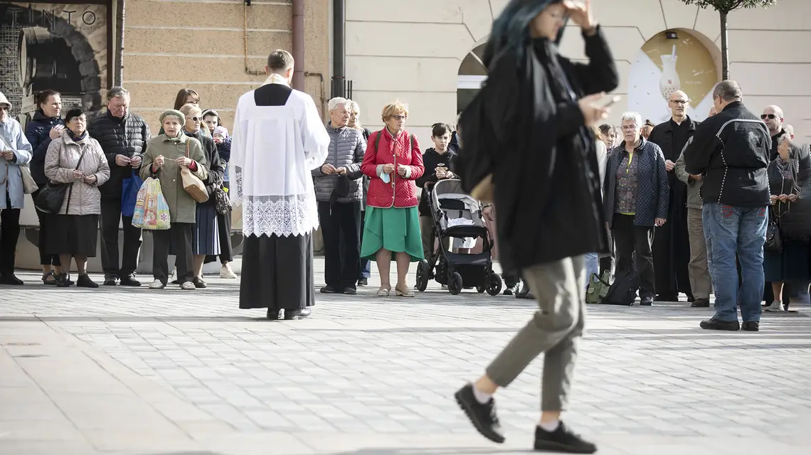 Koronka do Miłosierdzia Bożego odmawiana na ulicach Lublina. 28 września 2021 r. // Fot. Jacek Szydłowski / Forum