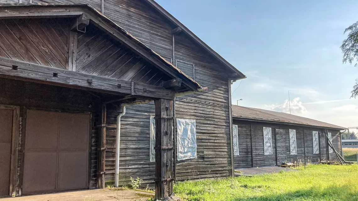 Budynek dawnej kantyny dla strażników z SS w obozie Auschwitz, stan z września 2023 r. // Fot. Barbara Tambour