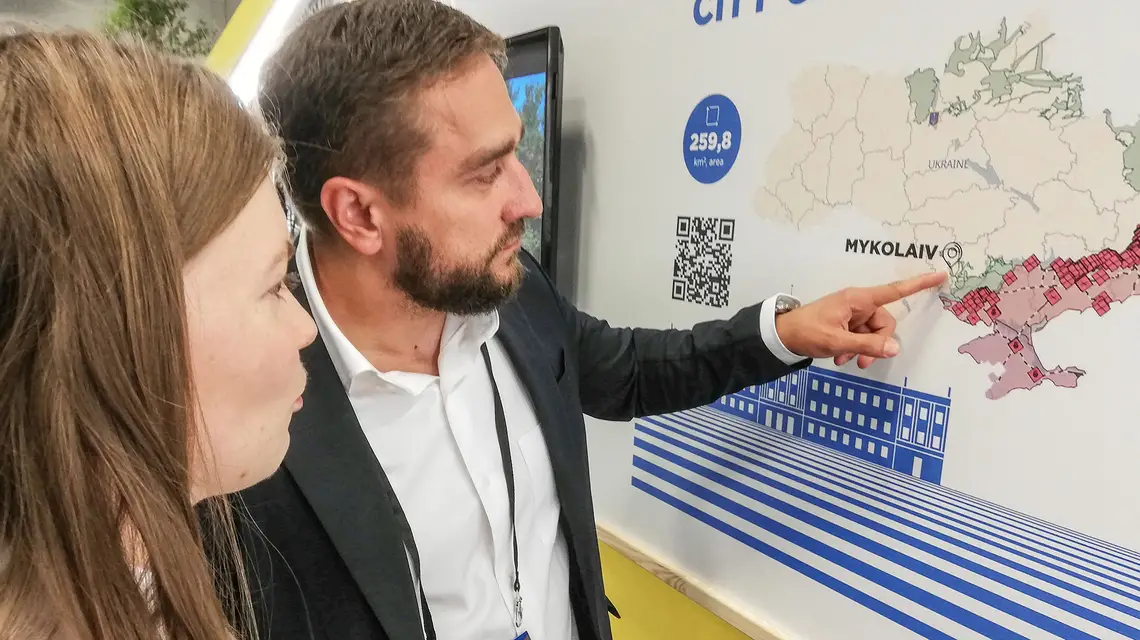 Serhij Koreniew, wicemer Mikołajowa, prezentuje swoje miasto na konferencji w Berlinie, czerwiec 2024 r. // Fot. Łukasz Grajewski