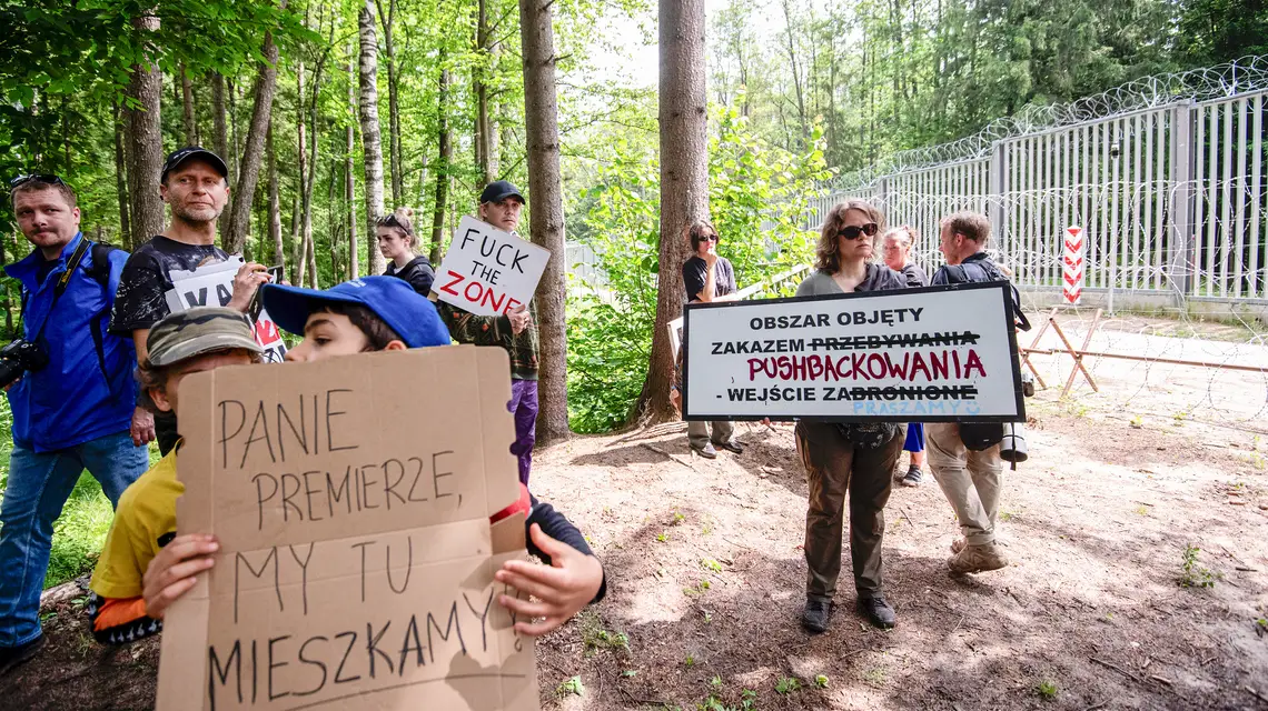 Protest mieszkańców Białowieży przeciwko planom wprowadzenie strefy buforowej na obszarze przygranicznym. Puszcza Białowieska, 4 czerwca 2024 r. // Fot. Michał Kość / Forum