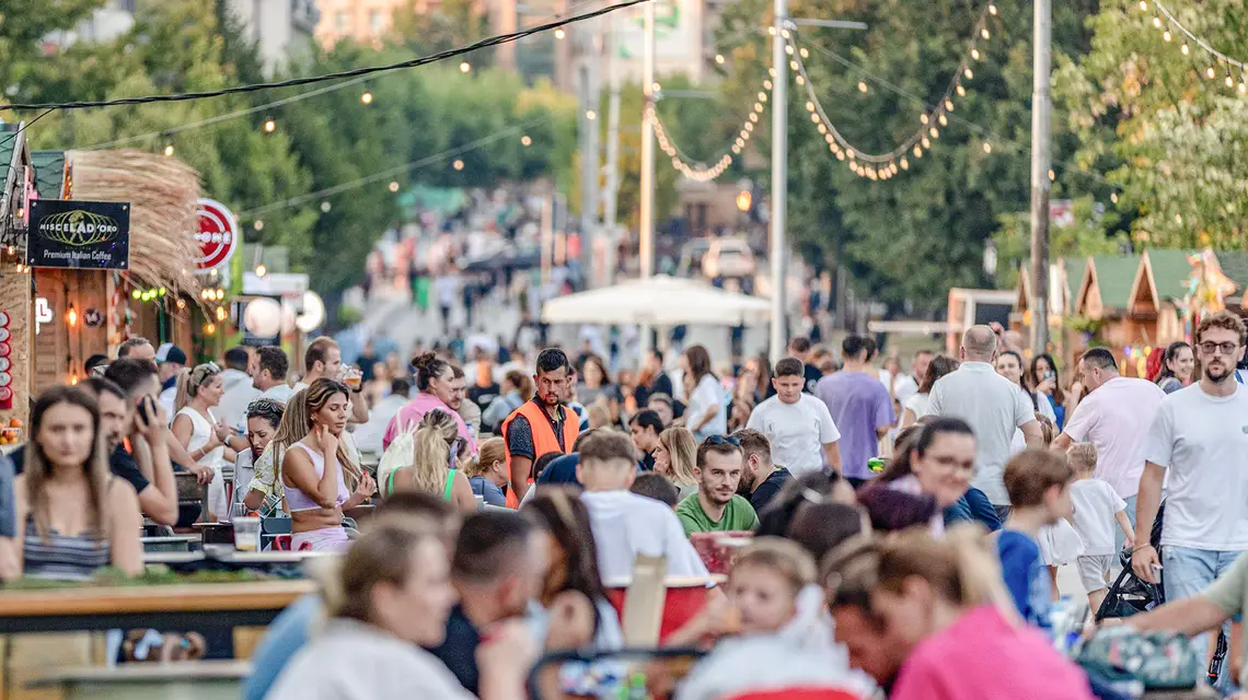 Food market w centrum Prisztiny, 16 sierpnia 2023 r. // Fot. VX Pictures / Alamy / B&EW
