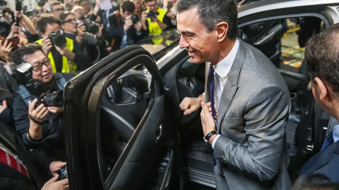 Premier Hiszpanii Pedro Sanchez po podpisaniu umowy z chińskim producentem samochodów Chery. Strefa wolnego handlu w Barcelonie. Hiszpania, 19 kwietnia 2024 r. // Fot. Andolu / AFP / East News