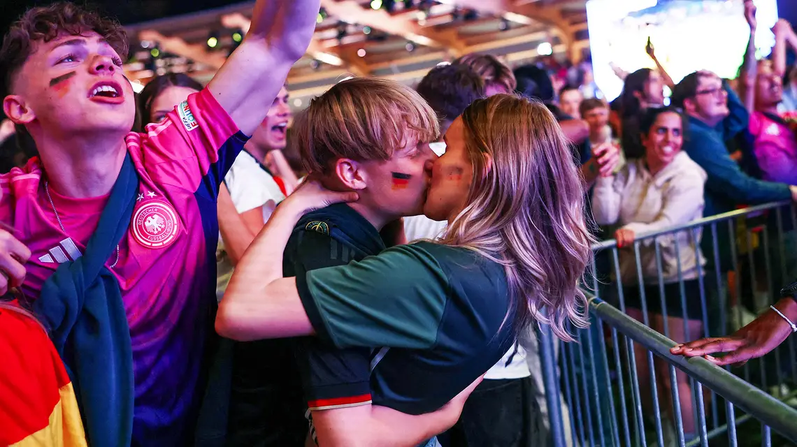 Kibice Niemiec świętują po tym, jak Niclas Füllkrug strzelił wyrównującą bramkę w meczu ze Szwajcarią na Euro 2024. Berlin, 23 czerwca 2024 r. // Fot. Liesa Johannssen / Reuters / Forum