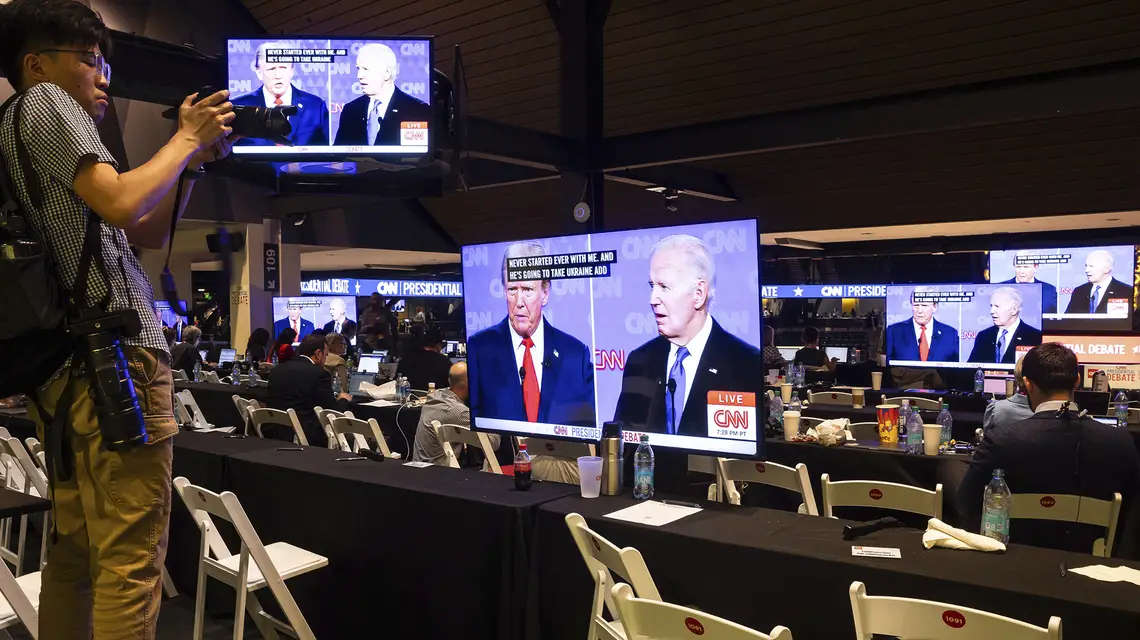 W biurze prasowym podczas debaty Prezydenta Joe Bidena z republikańskim kandydatem na prezydenta Donaldem Trumpem. Atlanta, 27 czerwca 2024 r. // Fot. Francis Chung / POLITICO / AP / East News