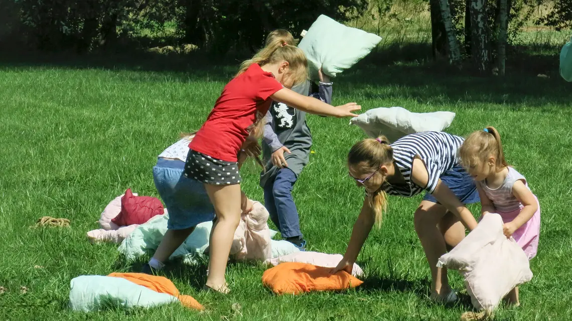 Zabawa dzieci w parku w Pszczynie. 22 kwietnia 2018 r. // Fot. Adrian Ślązok / Reporter