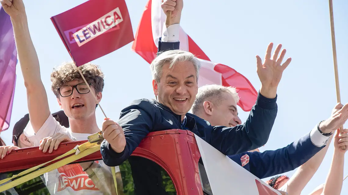 Robert Biedroń w czasie pierwszomajowego spaceru Lewicy pod hasłem „Godna praca – godne życie”. Warszawa, 1 maja 2023 r. // Fot. Stanislaw Różycki / Reporter