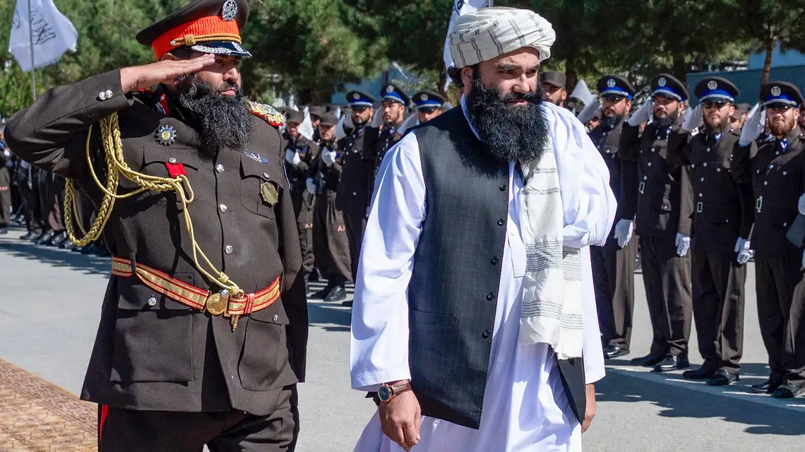 Siradżuddin Haqqani (z prawej) odbiera honory podczas promocji absolwentów akademii policyjnej, Kabul, październik 2023 r. // Fot. Wakil Kohsar / AFP / East News