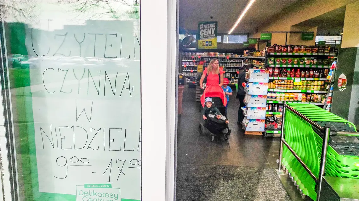 „Czytelnia” w sklepie sieci Delikatesy Centrum. Łódź, 8 kwietnia 2024 r. // Fot. Piotr Kamionka / Reporter
