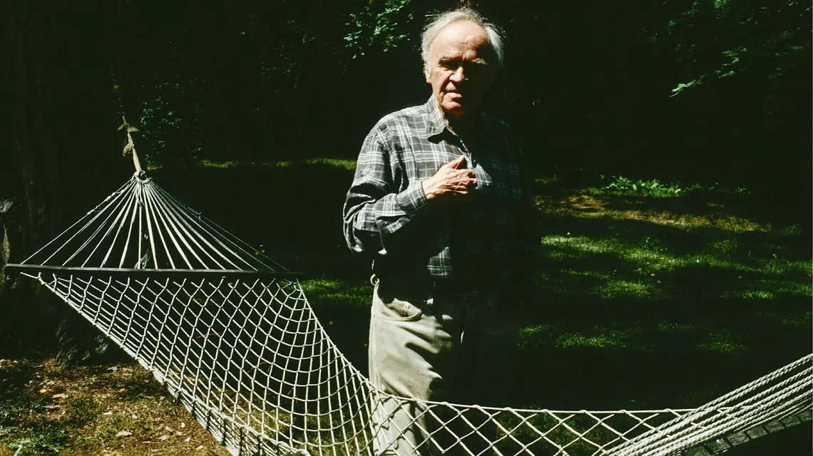 Roman Bratny w ogrodzie swojego domu w Konstancinie. Lipiec 2001 r. // Fot. Piotr Malecki / Forum