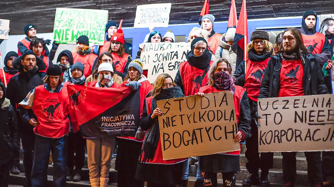 Protest przed DS Jowita pierwszego dnia okupacji, 8 grudnia 2023 r. // Fot. Kajetan Nowak / Materiały prasowe Warszawskiego Koła Młodych Inicjatywy Pracowniczej