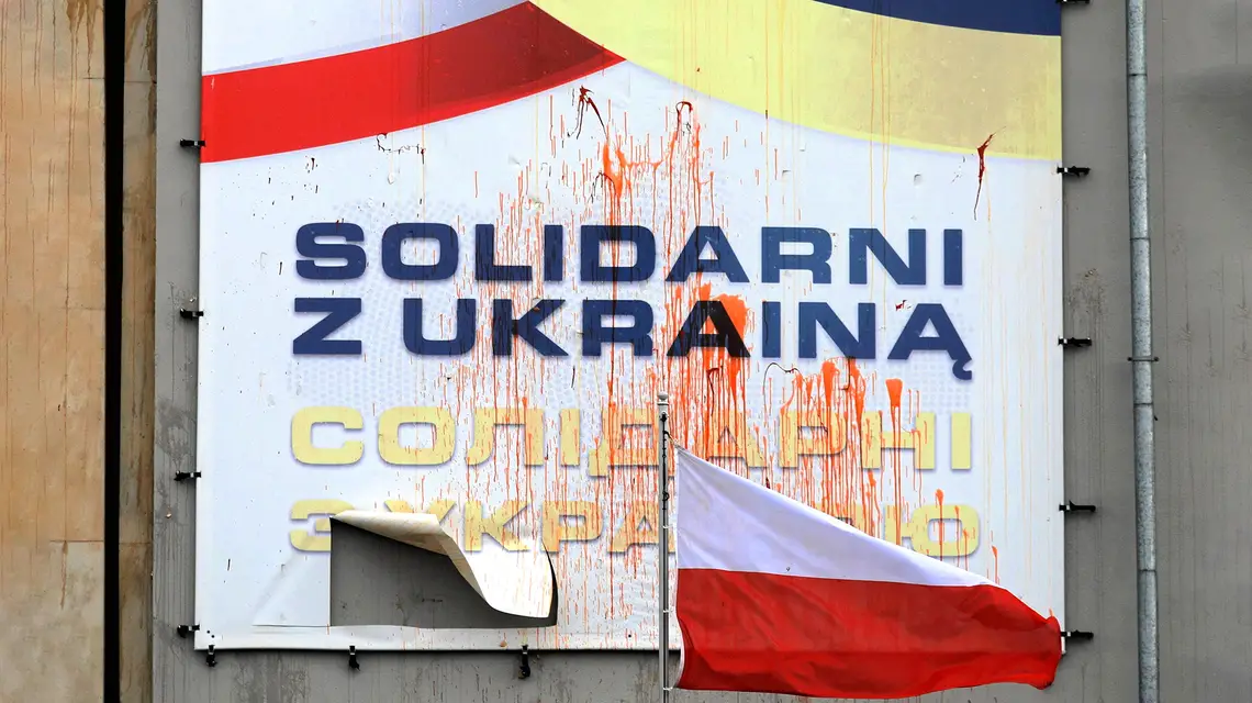 Zniszczony plakat "Solidarni z Ukrainą". Wrocław, 17 lutego 2024 r. // Fot. Krzysztof Ćwik / Agencja Wyborcza.pl
