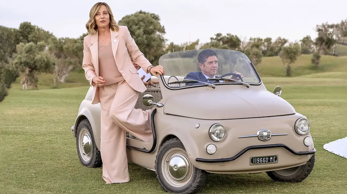 Premierka Włoch, Giorgia Meloni, w elektrycznym Fiacie 500 Vintage cabrio, przyjeżdża do rezydencji Borgo Egnazia (Apulia), gdzie odbywał się szczyt przywódców G7, 13 czerwca 2024 r. // Fot. IPA / BACKGRID / Forum