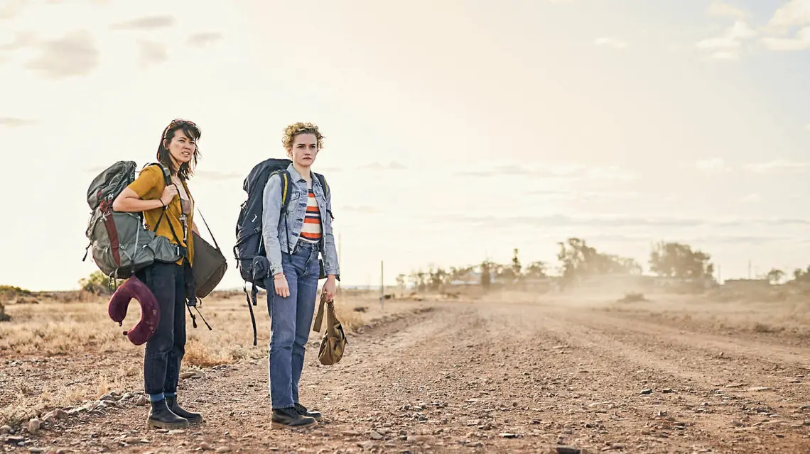 Jessica Henwick i Julia Garner w filmie „The Royal Hotel” // Materiały prasowe Galapagos Films