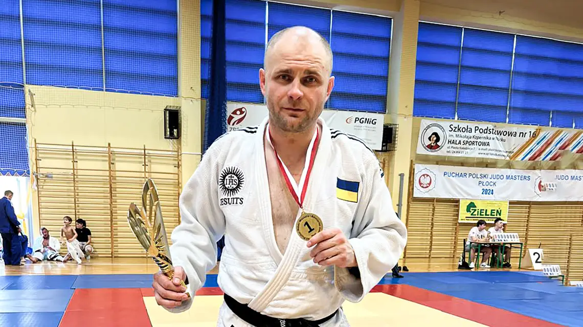 Ojciec Vitaliy Osmolovskyy ze złotym medalem podczas zawodów Pucharu Polski w dżudo. Płock, 15 maja 2024 r. // Archiwum prywatne
