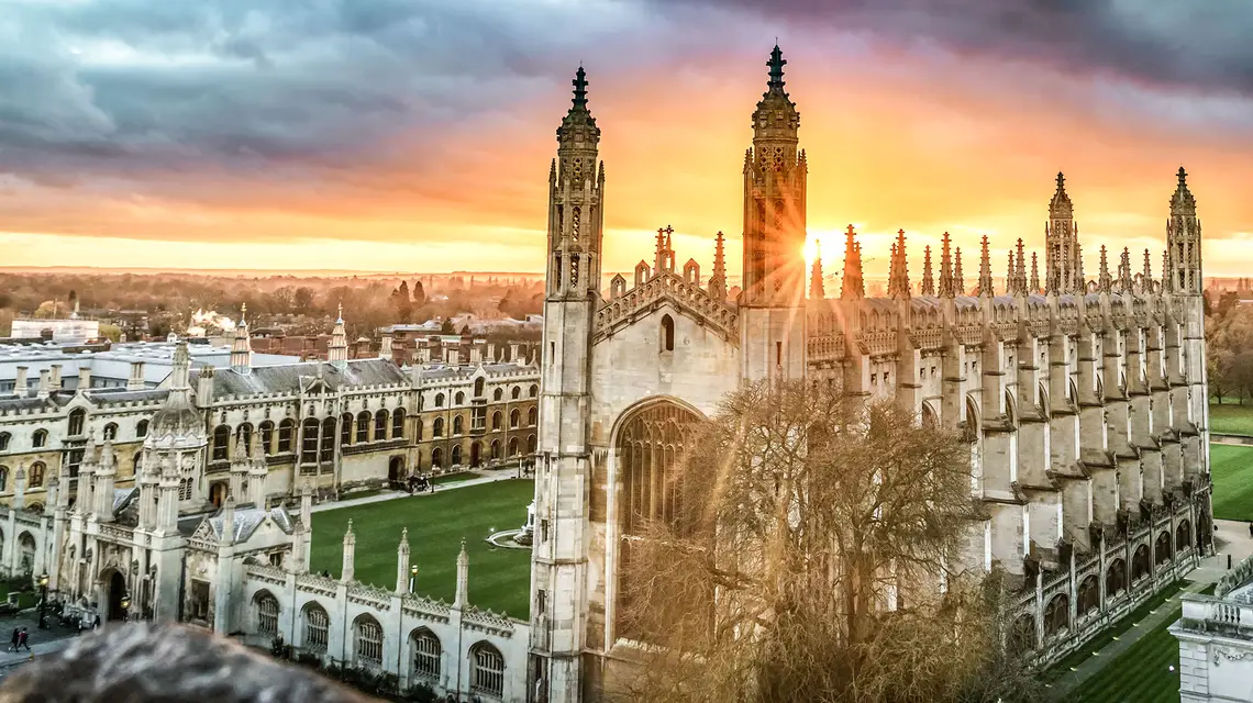 Dachy Cambridge, listopad 2018 r. // Fot. Adobe Stock