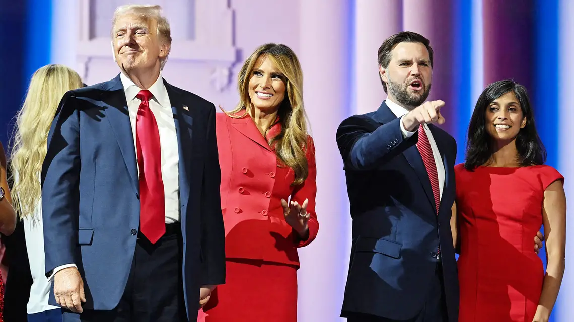 Donald Trump i J.D. Vance z małżonkami podczas konwencji republikanów, na której Trump otrzymał oficjalną nominację na kandydata na prezydenta USA. Wisconsin, 18 lipca 2024 r. // Fot. Jim Watson / AFP / East News