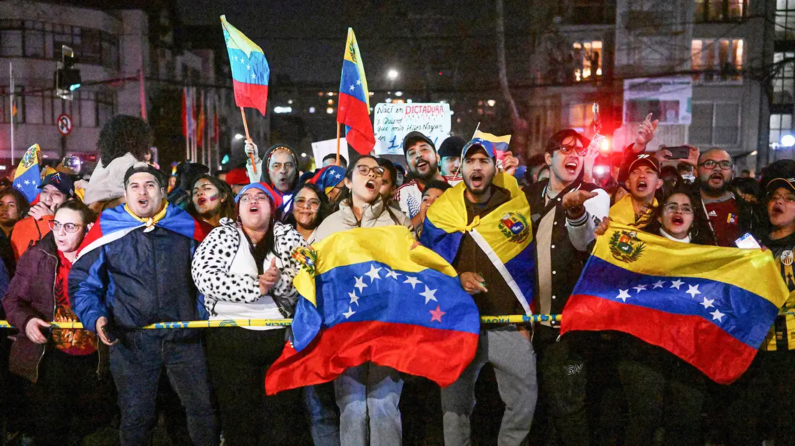 Wenezuelczycy mieszkający w Chile protestują przeciwko Nicolasowi Maduro przed konsulatem Wenezueli w Santiago. 28 lipca 2024 r. // Fot. Rodrigo Arangua / AFP / East News