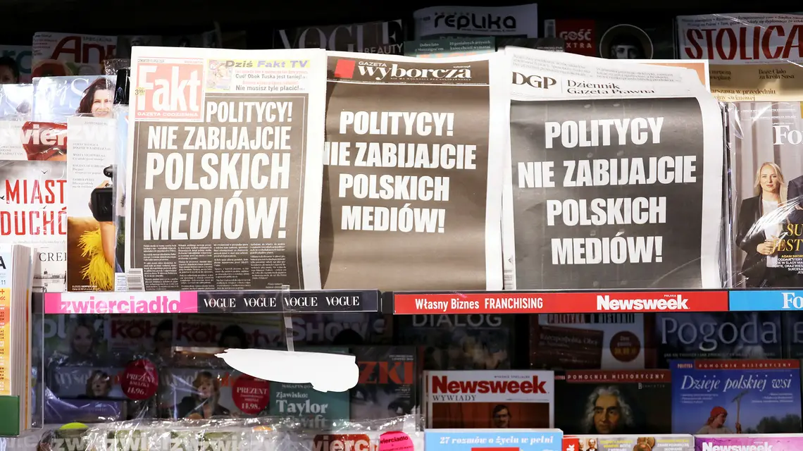 Czarne „jedynki” dzienników w dniu protestu mediów. 4 lipca 2024 r. // Fot. Dawid Wolski / East News