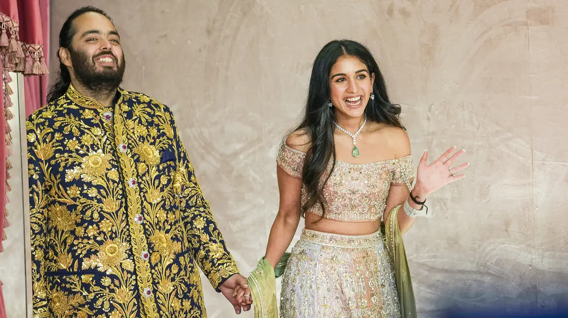 Anant Ambani i jego narzeczona Radhika Marchant podczas ceremonii przedślubnych. Mumbai, 5 lipca 2024 r. // Fot. Rajanish Kakade / AP / East News