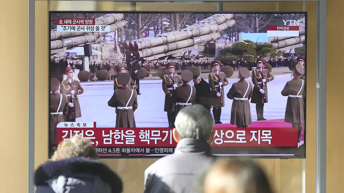 Kim Jong Un i jego arsenał oglądany przez mieszkańców stolicy Korei Południowej na ekranach na dworcu kolejowym. Seul, styczeń 2023 r. // Fot. Lee Jin-man / AP / East News