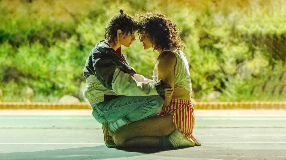 Kristen Stewart (z lewej) oraz Katy O’Brian w filmie “Love Lies Bleeding.”, 2024 r. // Materiały prasowe Gutek Film 