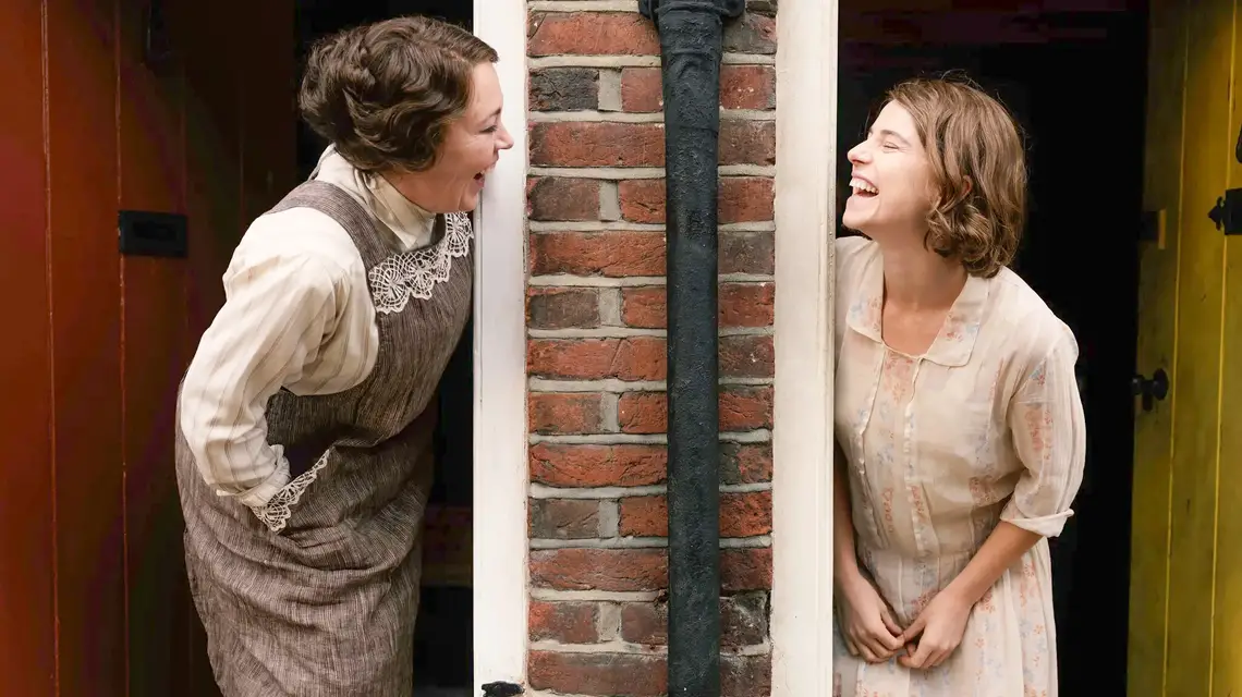 Olivia Colman i Jessie Buckley w filmie "Wredne liściki", reż. Thea Sharrock, 2023 r. // Materiały prasowe M2 Films