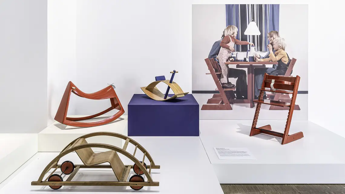 Fragment wystawy "Enfance design". Na pierwszym planie odwracalny samochód-huśtawka autorstwa niemieckiego projektanta Hansa Brockhage'a, ok. 1950 r. // Fot. Janeth Rodriguez-Garcia / Centre Pampidou