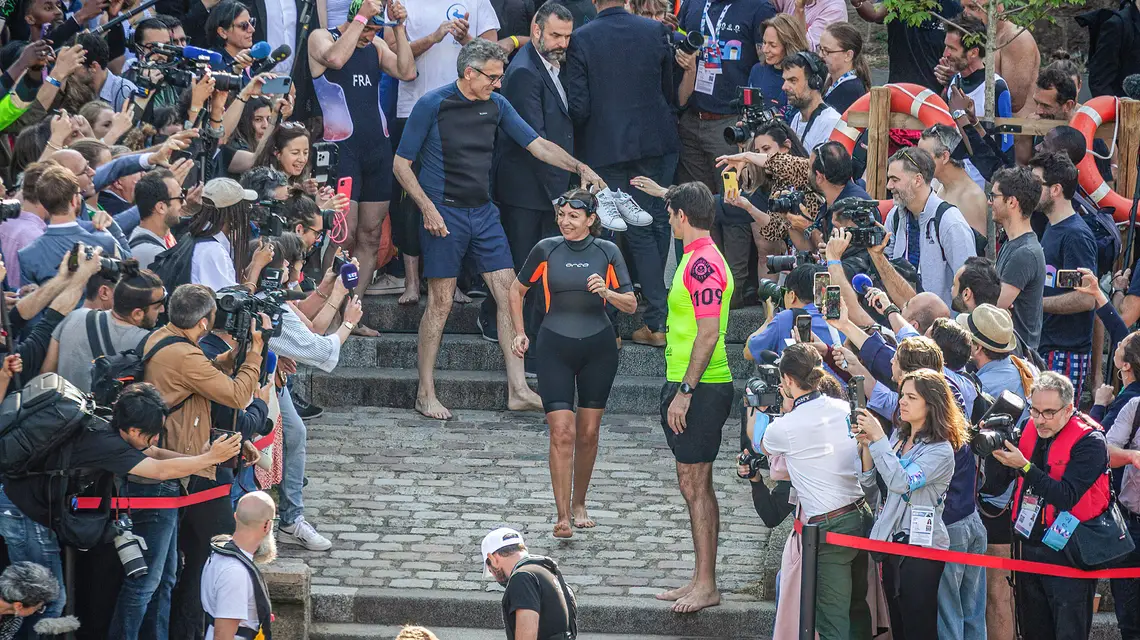 Mer Paryża Anne Hidalgo przed kąpielą w Sekwanie na dowód, że rzeka w stolicy Francji jest czysta i można na niej bezpiecznie organizować zawody w sportach wodnych podczas igrzysk olimpijskich, Paryż, 17 lipca 2024 r. // Fot. Telmo Pinto / Zuma Press / Forum