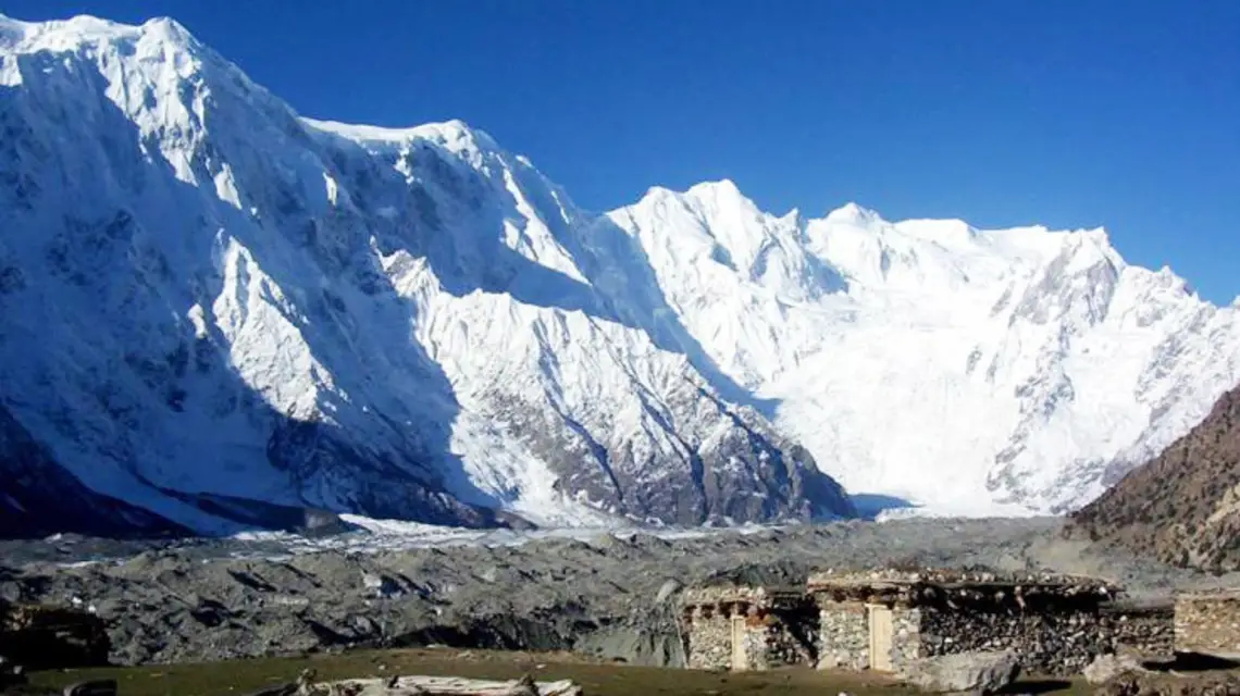 Muczu Czhiś widoczny z doliny Batura. // Domena publiczna