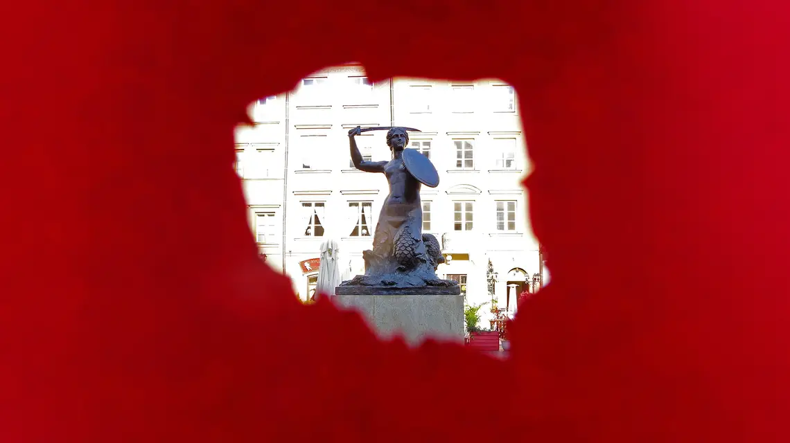 Pomnik Syrenki na warszawskim rynku // Fot. Zofia Bazak / East News