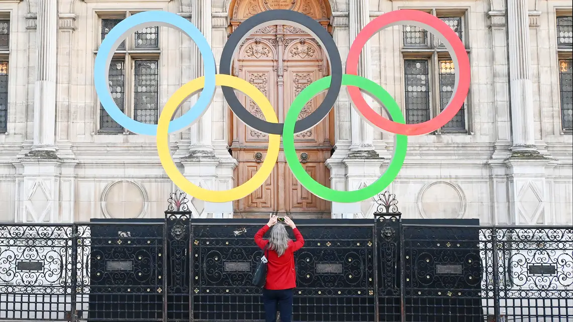Kółka olimpijskie przed paryskim ratuszem. // Fot. Marta Darowska / Reporter