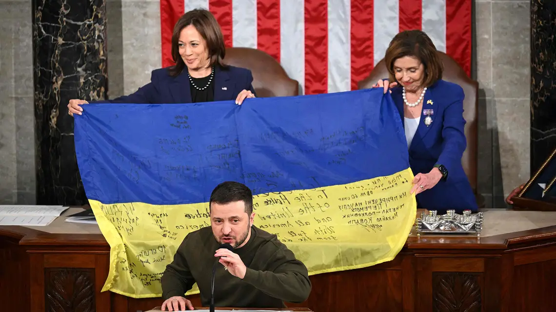 Kamala Harris (z lewej) i Nancy Pelosi (z prawej) po przemówieniu Wołodymyra Zełeńskiego w Izbie Reprezentantów USA. Waszyngton, 21 grudnia 2022 r. // Fot. Mandel Ngan / AFP / East News