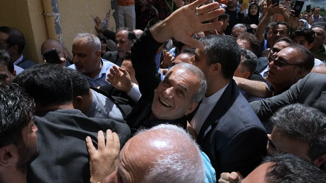  Zwycięzca wyborów w Iranie Masoud Pezeshkian przybywa do lokalu wyborczego w Shahr-e-Qods niedaleko Teheranu, 5 lipca 2024 r. / FOT. Vahid Salemi/Associated Press/East News