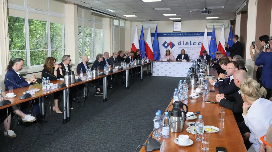 Spotkanie przedstawicieli polskich mediów z premierem Donaldem Tuskiem i marszałkinią Senatu Małgorzatą Kidawą-Błońską. Centrum Partnerstwa Spolecznego "Dialog", Warszawa, 10 lipca 2024 r. / fot. Wojciech Olkuśnik / East News