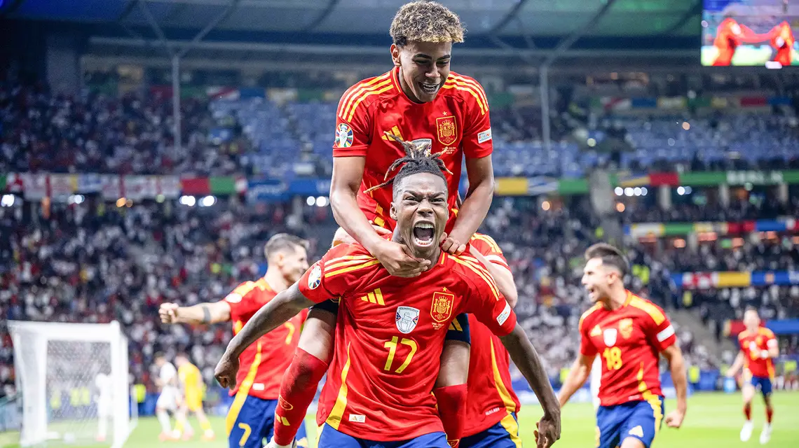 Radość Nico Williamsa i Lamine’a Yamala po golu zdobytym w meczu z Anglią podczas finału Euro 2024. Berlin, 14 lipca 2024 r. // Fot. Marvin Ibo Guengoer / Getty Images