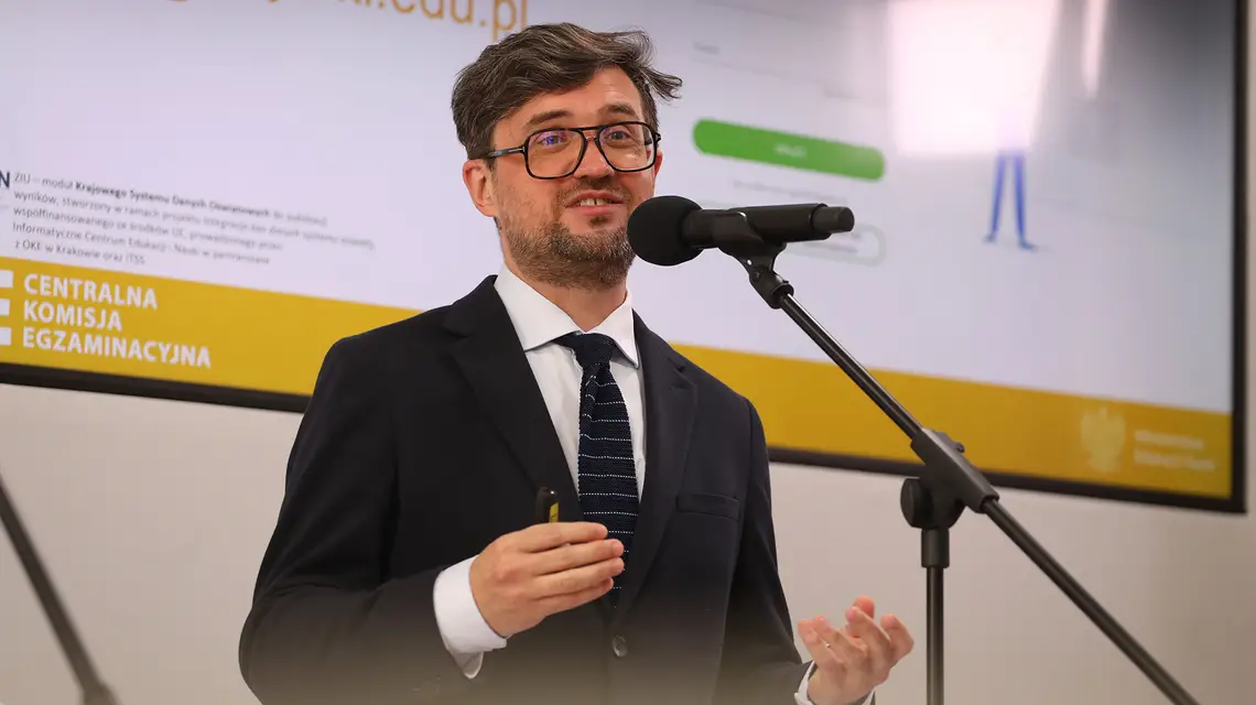 Marcin Smolik, dyrektor Centralnej Komisji Egzaminacyjnej, ogłasza wyniki egzaminu maturalnego, Warszawa, lipiec 2022 r. // Fot. Maciek Jaźwiecki / Agencja Wyborcza.pl