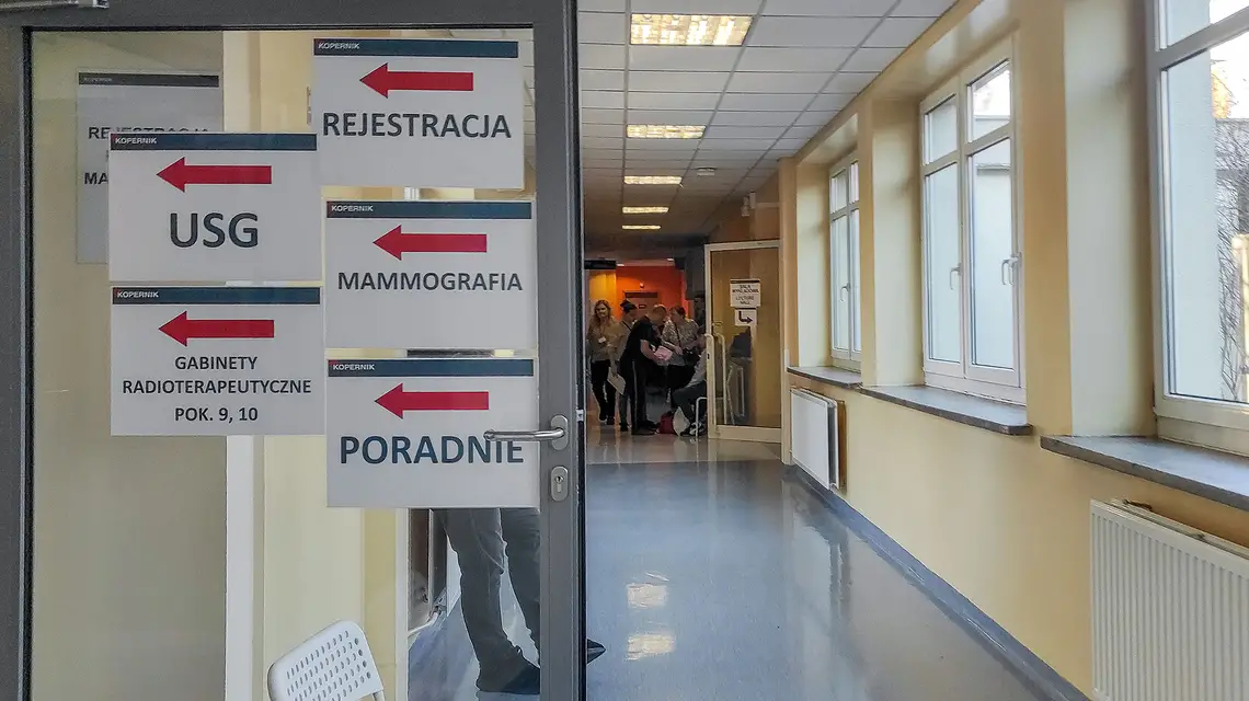 Kolejka pacjentów do przyjęcia na oddział onkologiczny w szpitalu im. M. Kopernika w Łodzi. Luty 2024 r. // Fot. Piotr Kamionka / Reporter