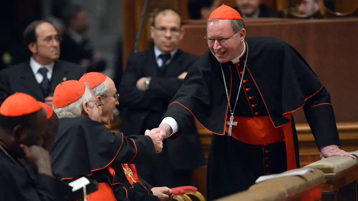 Kard. Willem Jacobus Eijk, lekarz, teolog moralny, wita się z członkami kolegium kardynalskiego przed jednym ze spotkań poprzedzających konklawe, na którym wybrano papieża Franciszka, Bazylika św. Piotra, 6 marca 2013 r. // Fot. Vincenzo Pinto / AFP / East News 