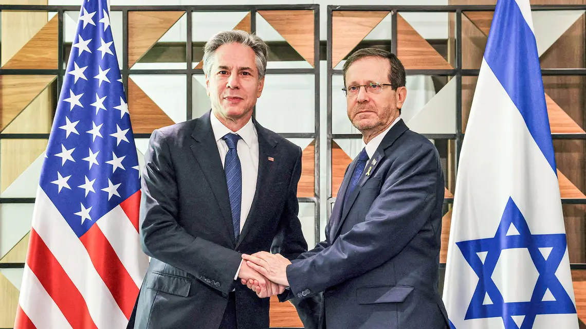 Sekretarz stanu USA Antony Blinken (z lewej) z prezydentem Izraela Isaakiem Herzogiem. Tel Awiw, 19 sierpnia 2024 r. // Fot. Kevin Mohatt / AFP / East News