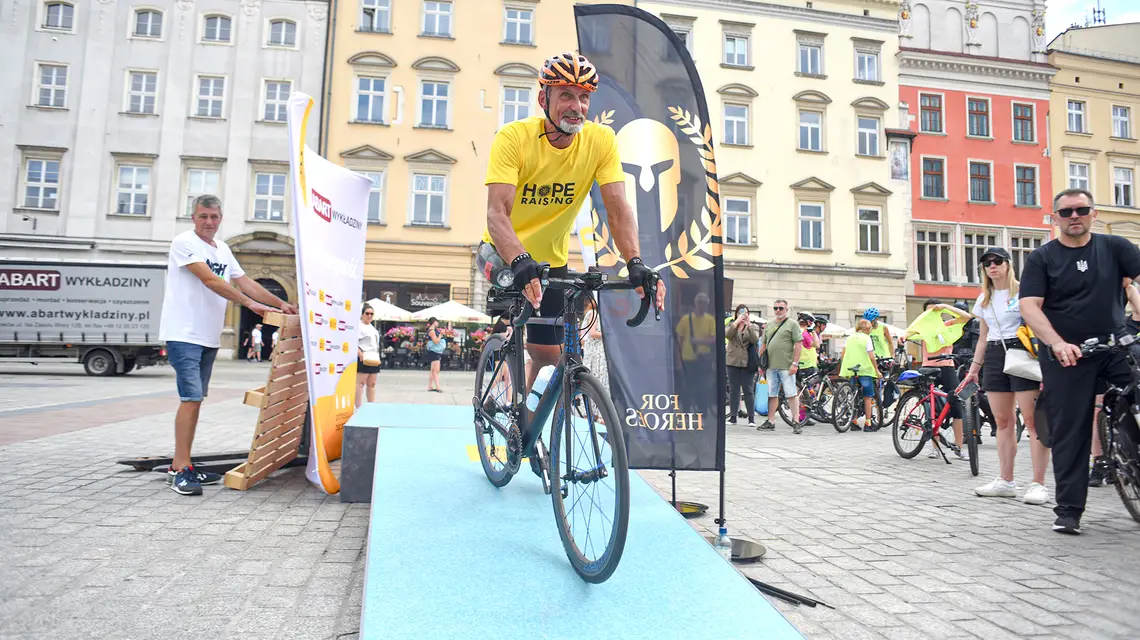 Jakob Kepka rozpoczyna swój rowerowy przejazd z Krakowa do Kijowa. Kraków, 11 sierpnia 2024 r. // Fot. Jacek Taran