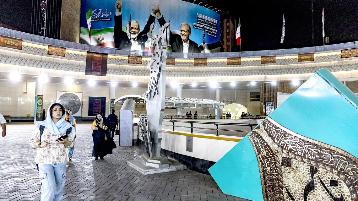 Centrum Teheranu - w tle widoczne wspólne zdjęcie zabitego przywódcy hamasu Ismaila Hanijja (po lewej) oraz prezydenta Iranu Masouda Pezeshkiana. 12 sierpnia 2024 r. // Fot. Saman / AFP / East News