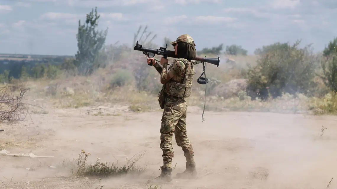 Rajana z granatnikiem RPG-7 na poligonie w obwodzie donieckim, lipiec 2024 r. // Fot. Antonina Palarczyk