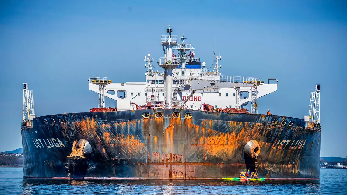 Rosyjski tankowiec „Ust Ługa” blokowany przez aktywistów Greenpeace w porcie Asgardstrand, koło Oslo, kwiecień 2022 r. // Fot. Ole Berg-Rusten / EPA / PAP 