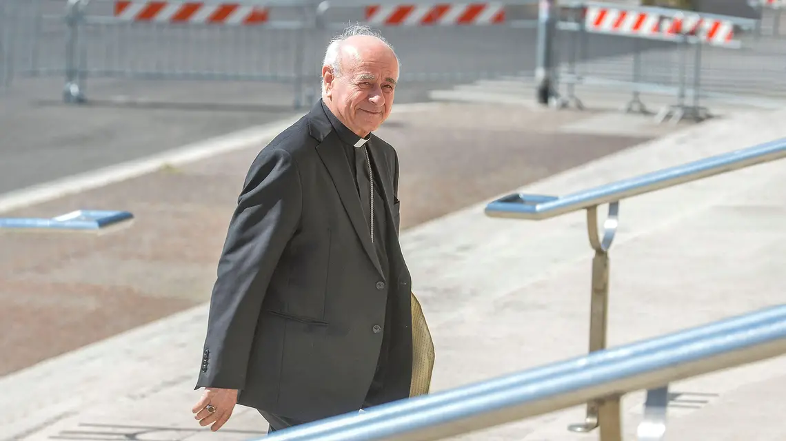 Abp Vincenzo Paglia na schodach Bazyliki Świętych Piotra i Pawła, Rzym, lipiec 2023 r. // Fot. Independent Photo Agency / Alamy / BE&W