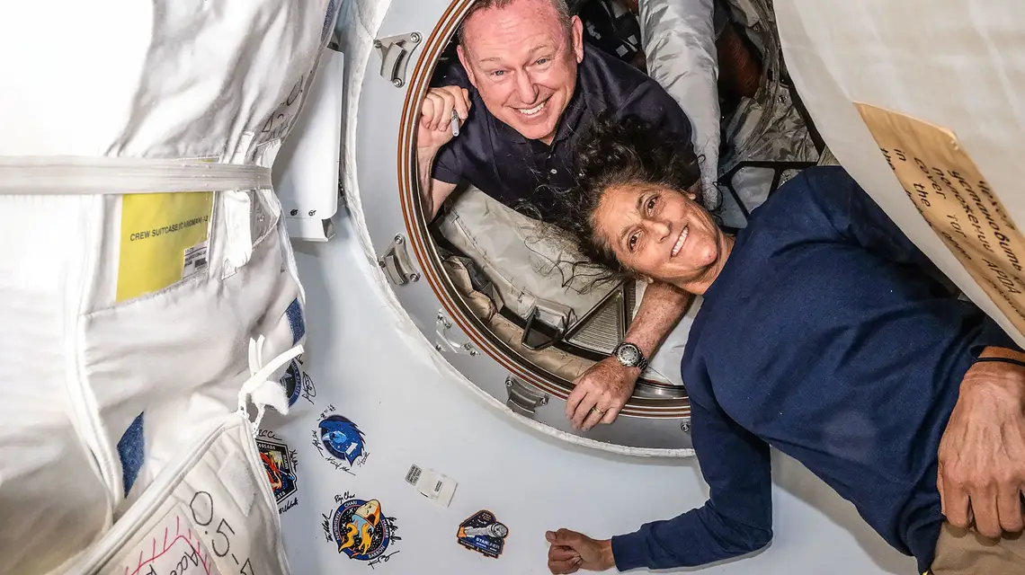Butch Wilmore i Suni Williams w przejściu pomiędzy modułem Harmony Międzynarodowej Stacji Kosmicznej a statkiem kosmicznym Starliner // Fot. NASA