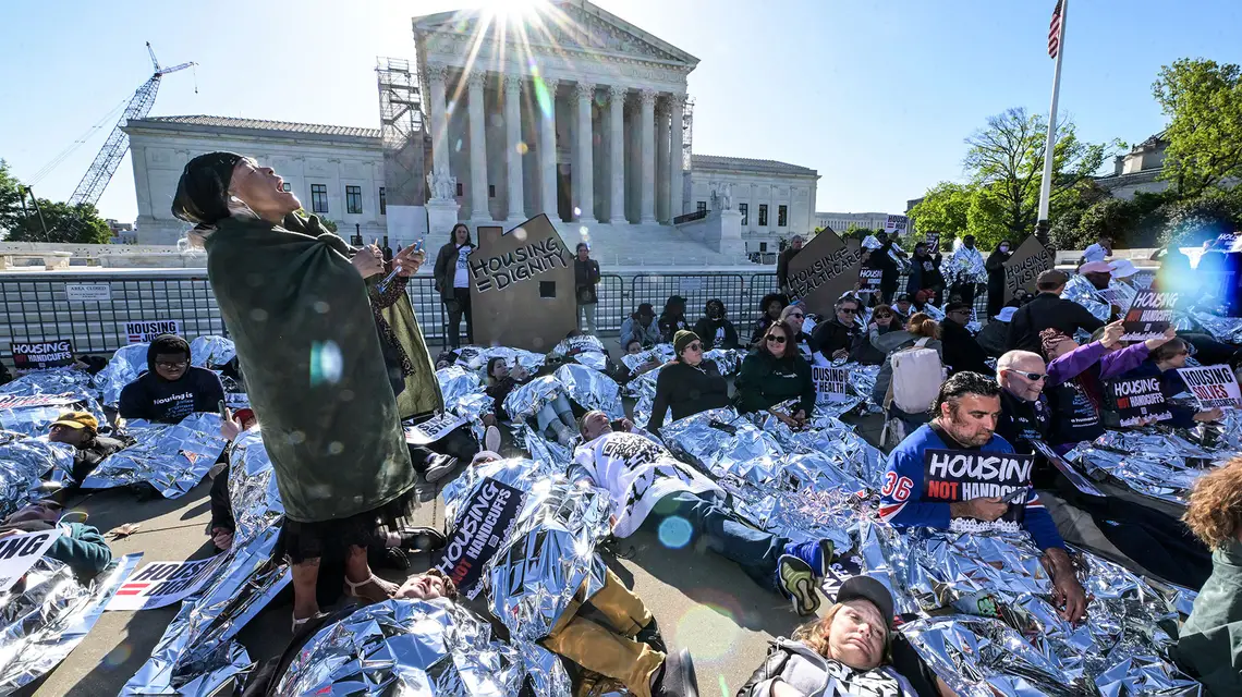 Protest przed Sądem Najwyższym USA podczas rozprawy Grants Pass v. Johnson, Waszyngton, kwiecień 2024 r. // Fot. Matt McClain / The Washington Post / Getty Images
