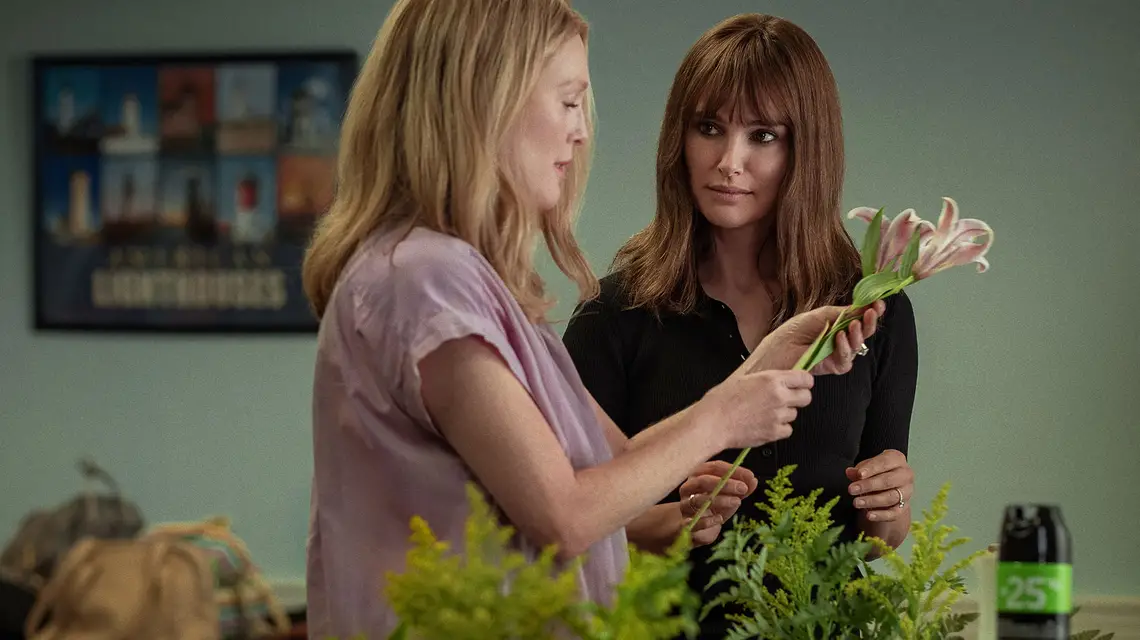 Julianne Moore jako Gracie Atherton-Yoo i Natalie Portman jako Elizabeth Berry w filmie „Obsesja”, reż. Todd Haynes, 2023 r. // Materiały prasowe